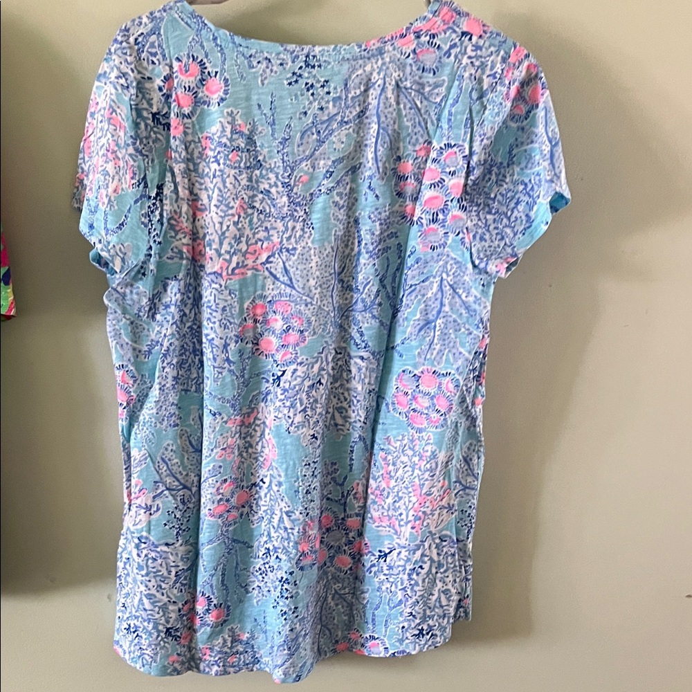 Lilly Pulitzer V-Neck Floral Print Women’s Top in Light Blue and Pink size Large - Picture 3 of 4